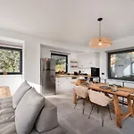 Forest View فيلة